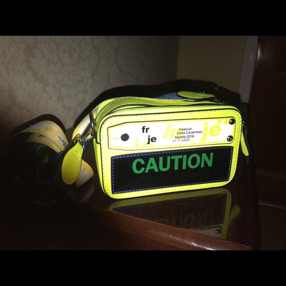 Iam selling a clutch bag